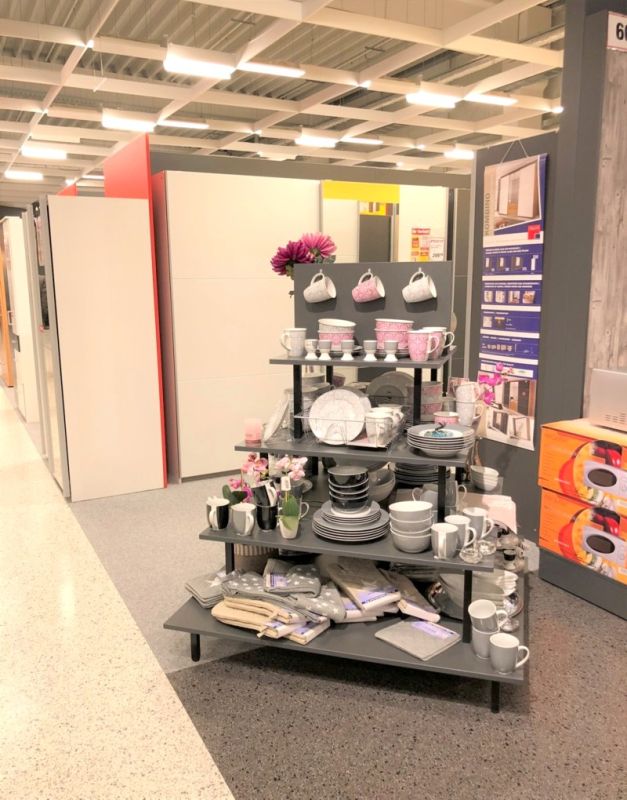 Stufentisch Tassen und Geschirr.jpg
